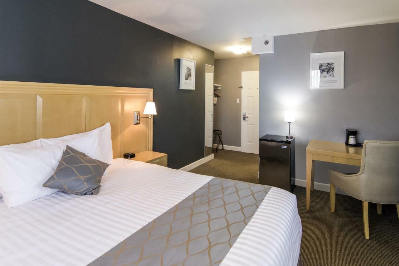 Red Lion Inn & Suites Abbotsford Exterior photo