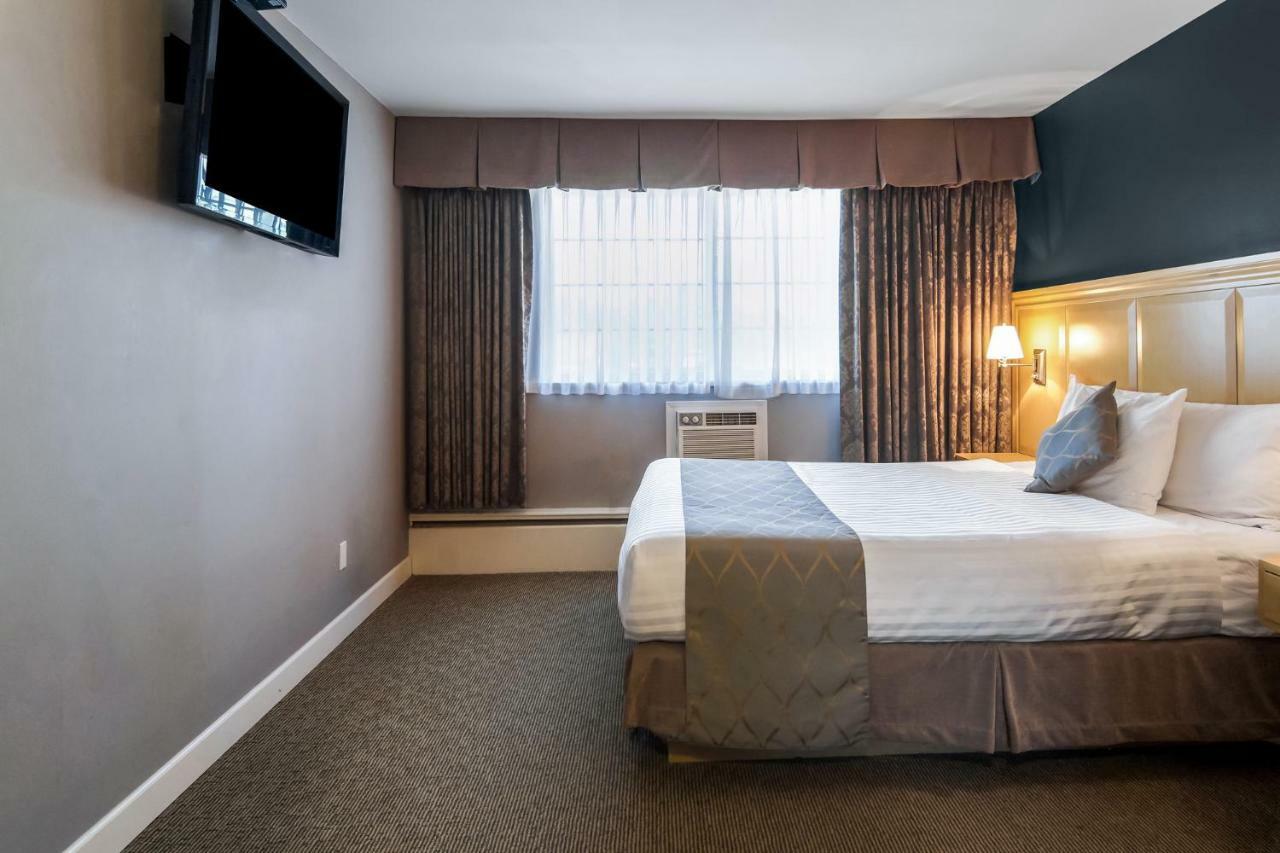 Red Lion Inn & Suites Abbotsford Exterior photo