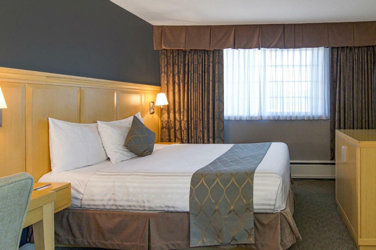Red Lion Inn & Suites Abbotsford Exterior photo