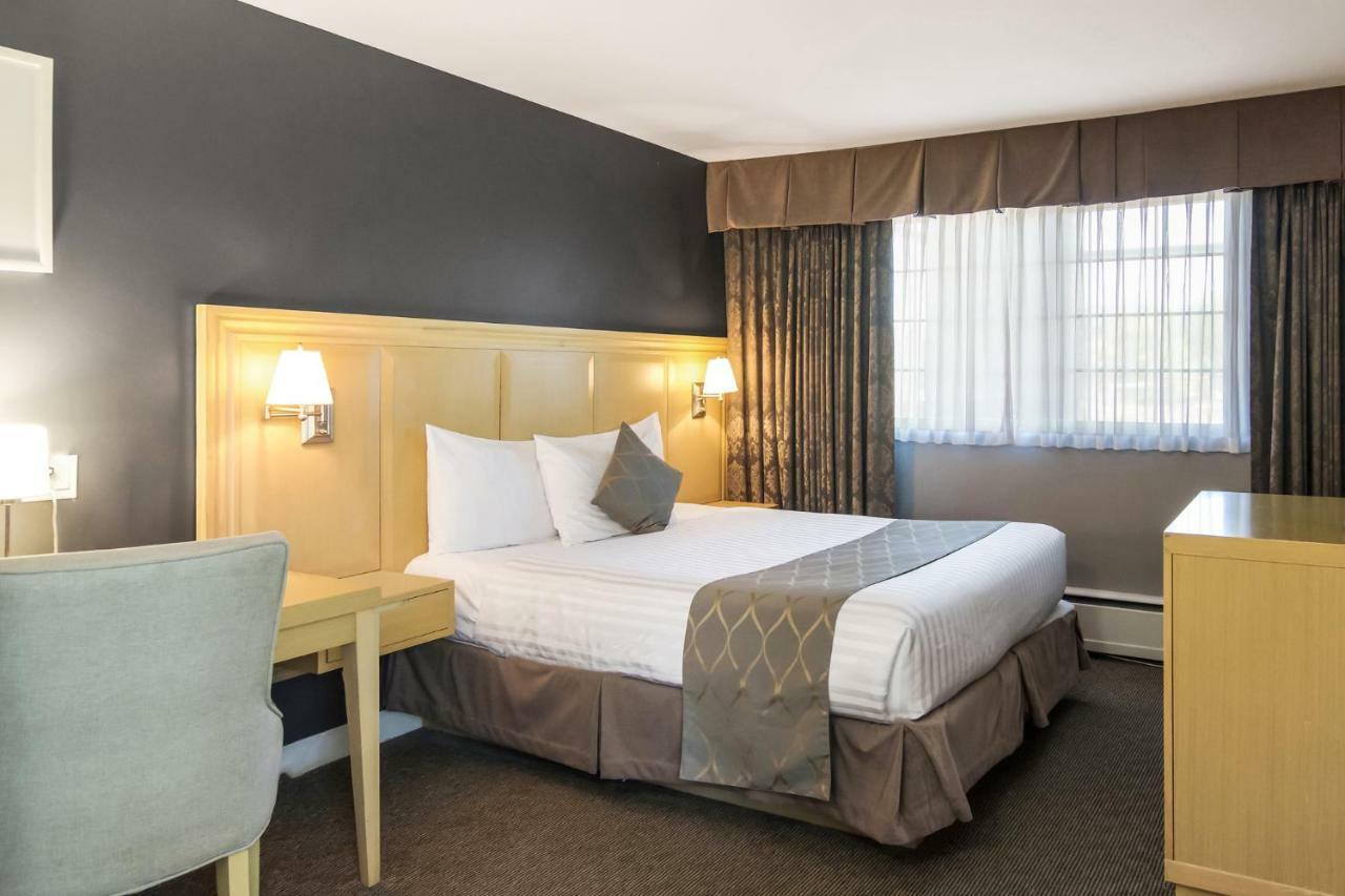Red Lion Inn & Suites Abbotsford Exterior photo