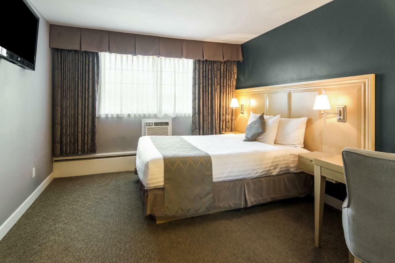 Red Lion Inn & Suites Abbotsford Exterior photo